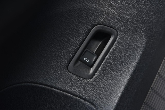 Volkswagen Atlas Cross Sport Vehicle Image 09