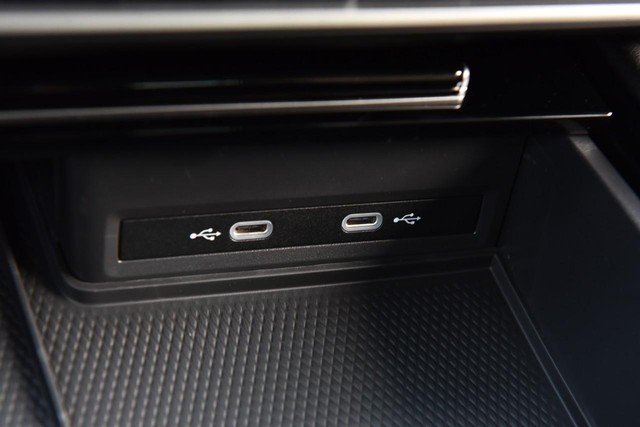 Volkswagen Atlas Cross Sport Vehicle Image 16