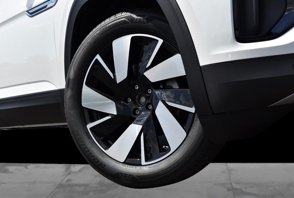 Volkswagen Atlas Cross Sport Vehicle Full-screen Gallery Image 3