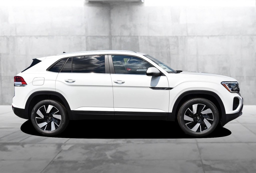 Volkswagen Atlas Cross Sport Vehicle Full-screen Gallery Image 5