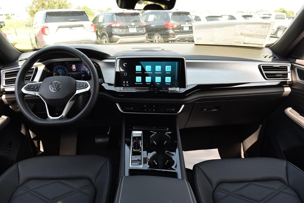 Volkswagen Atlas Cross Sport Vehicle Full-screen Gallery Image 7