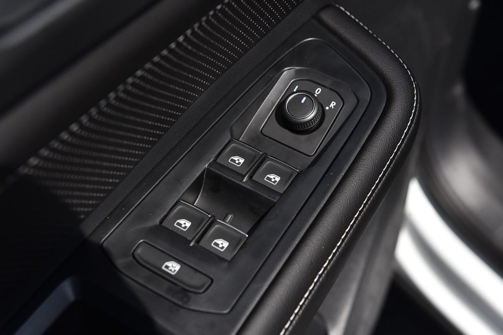 Volkswagen Atlas Cross Sport Vehicle Full-screen Gallery Image 8