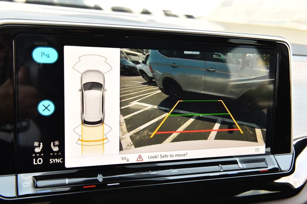 Volkswagen Atlas Cross Sport Vehicle Full-screen Gallery Image 13