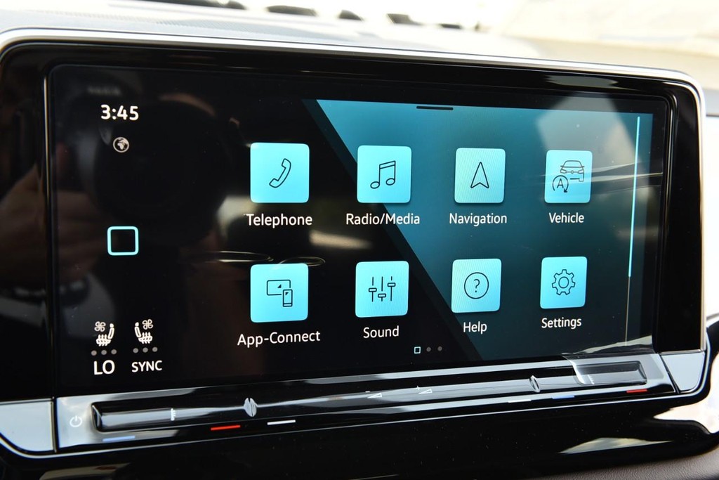 Volkswagen Atlas Cross Sport Vehicle Full-screen Gallery Image 14