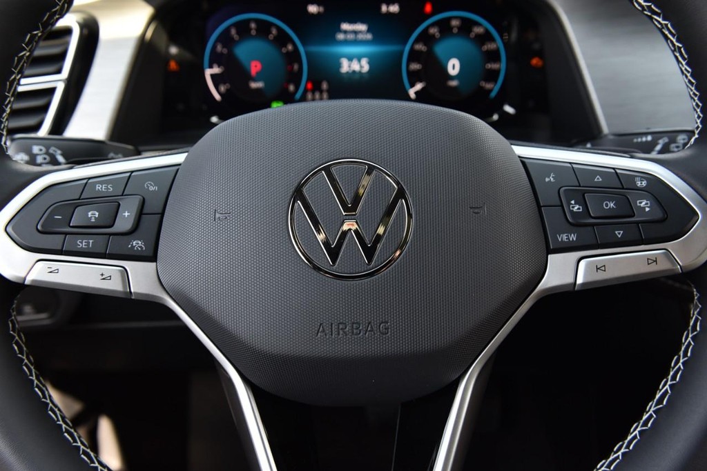 Volkswagen Atlas Cross Sport Vehicle Full-screen Gallery Image 18