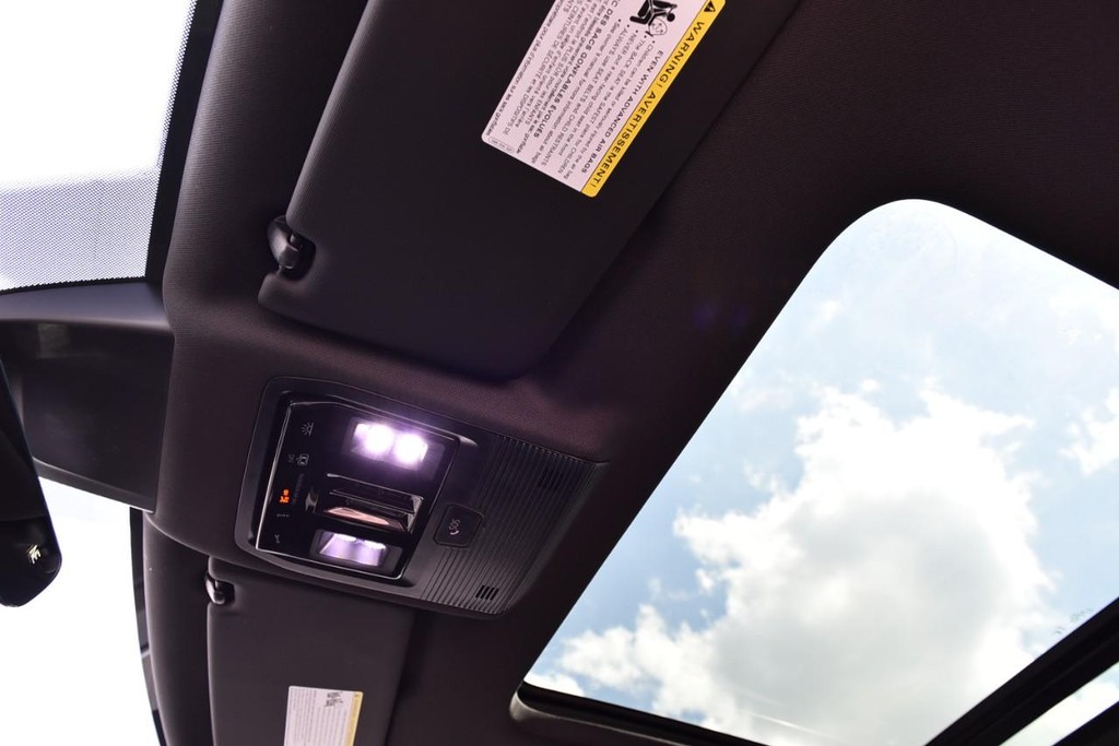 Volkswagen Atlas Cross Sport Vehicle Full-screen Gallery Image 21