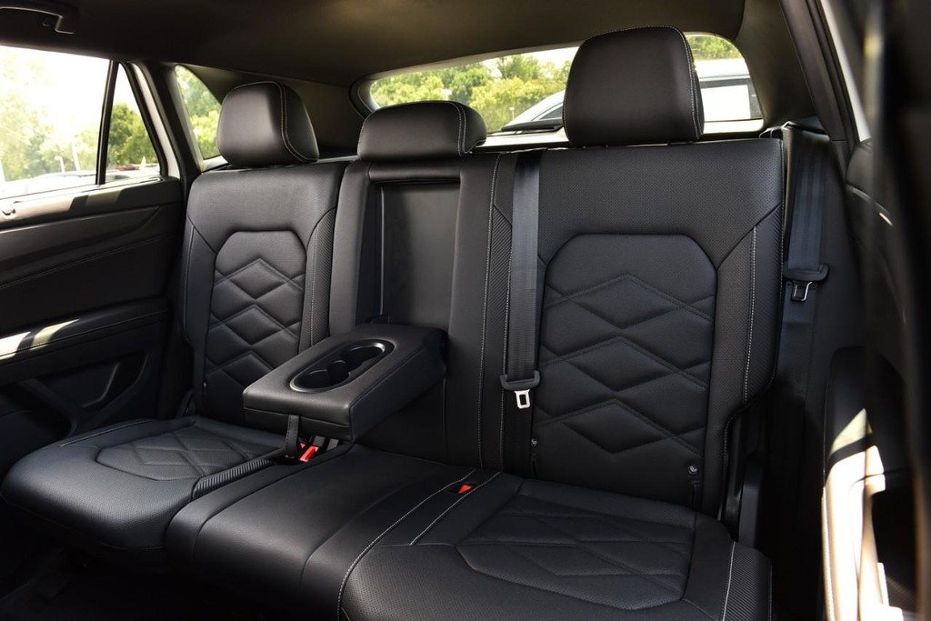 Volkswagen Atlas Cross Sport Vehicle Full-screen Gallery Image 22