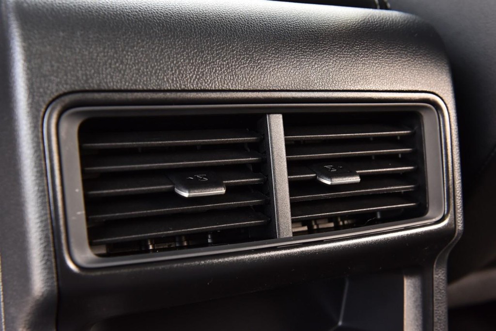 Volkswagen Atlas Cross Sport Vehicle Full-screen Gallery Image 23