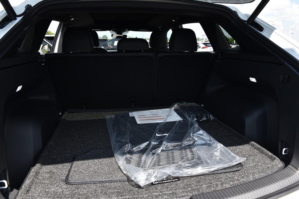 Volkswagen Atlas Cross Sport Vehicle Full-screen Gallery Image 25