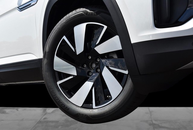Volkswagen Atlas Cross Sport Vehicle Image 03