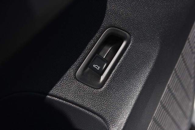 Volkswagen Atlas Cross Sport Vehicle Image 09