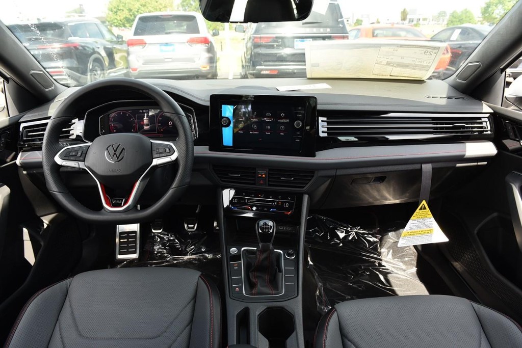 Volkswagen Jetta GLI Vehicle Full-screen Gallery Image 7