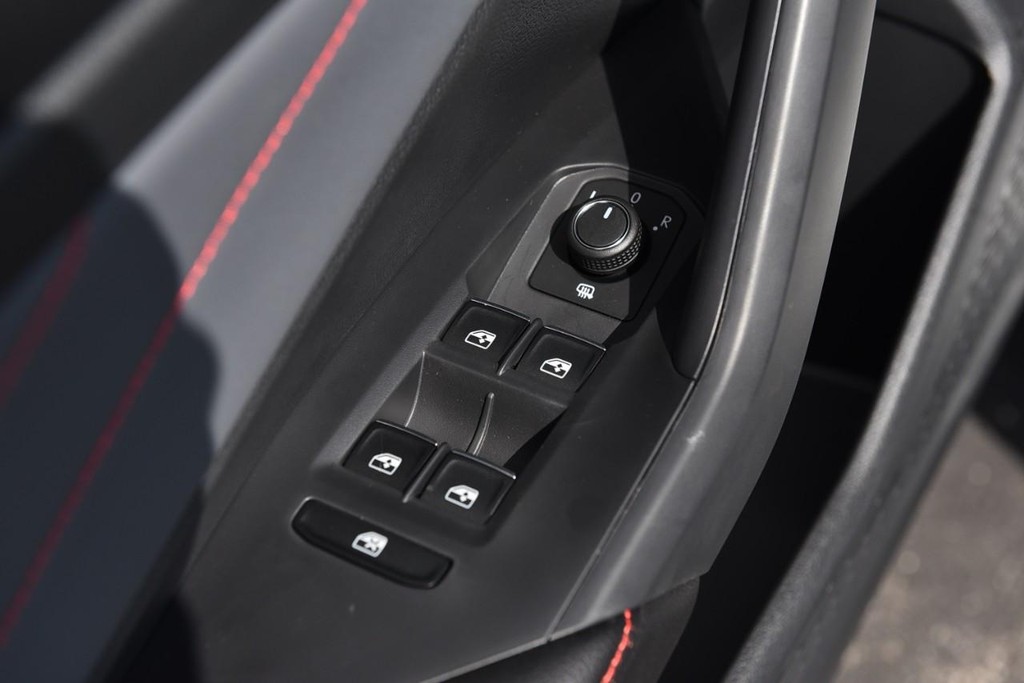 Volkswagen Jetta GLI Vehicle Full-screen Gallery Image 8