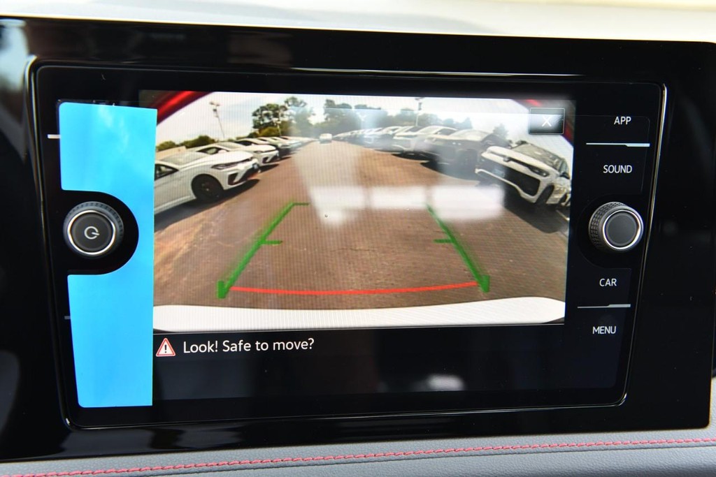 Volkswagen Jetta GLI Vehicle Full-screen Gallery Image 13