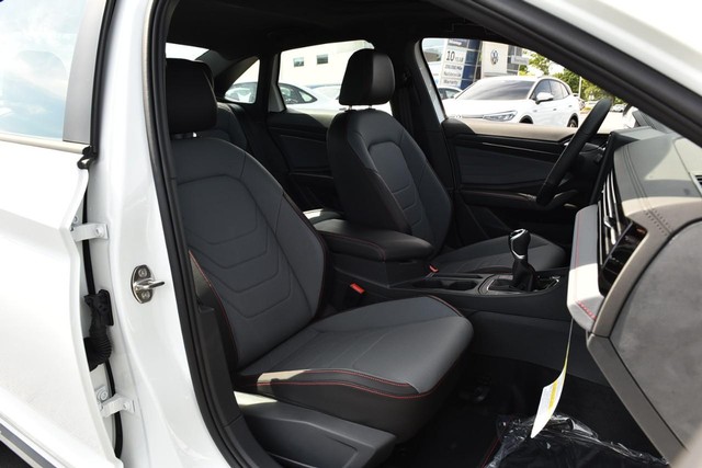 Volkswagen Jetta GLI Vehicle Image 21