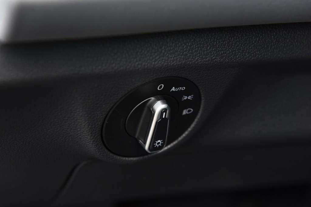 Volkswagen Jetta Vehicle Full-screen Gallery Image 11