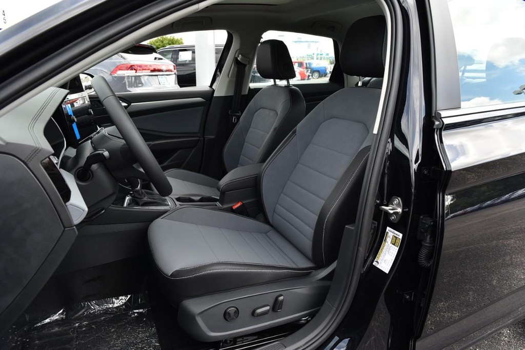 Volkswagen Jetta Vehicle Full-screen Gallery Image 20