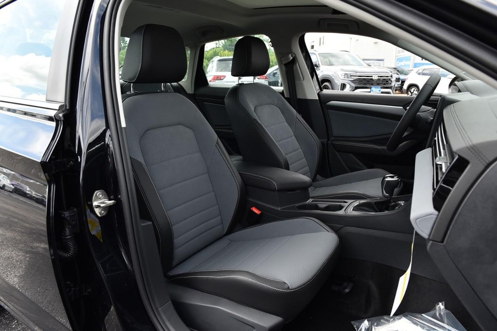 Volkswagen Jetta Vehicle Full-screen Gallery Image 21
