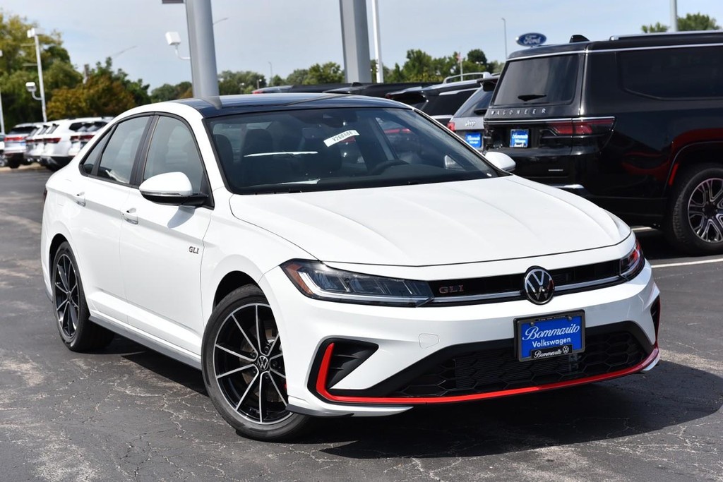 Volkswagen Jetta GLI Vehicle Full-screen Gallery Image 2