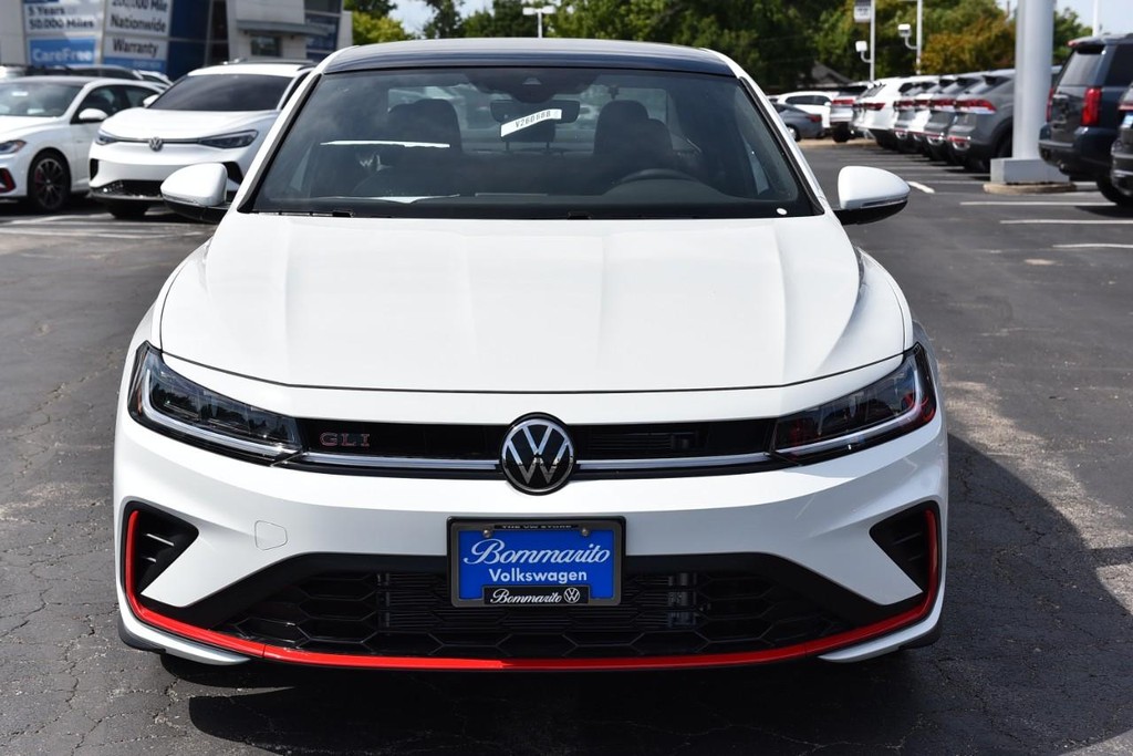 Volkswagen Jetta GLI Vehicle Full-screen Gallery Image 4