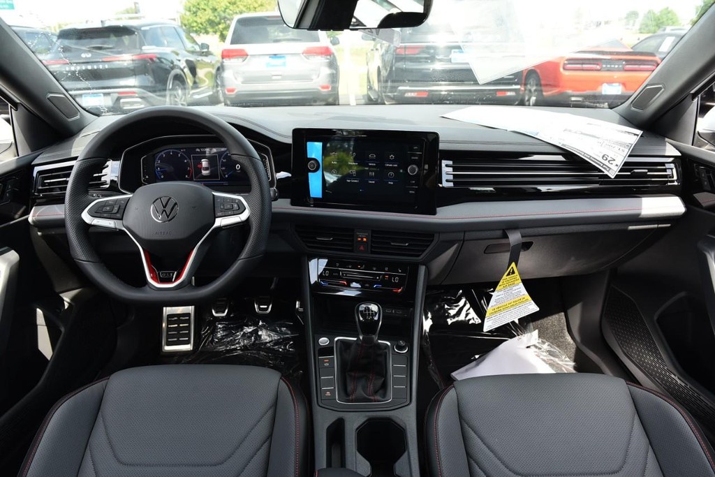 Volkswagen Jetta GLI Vehicle Full-screen Gallery Image 7