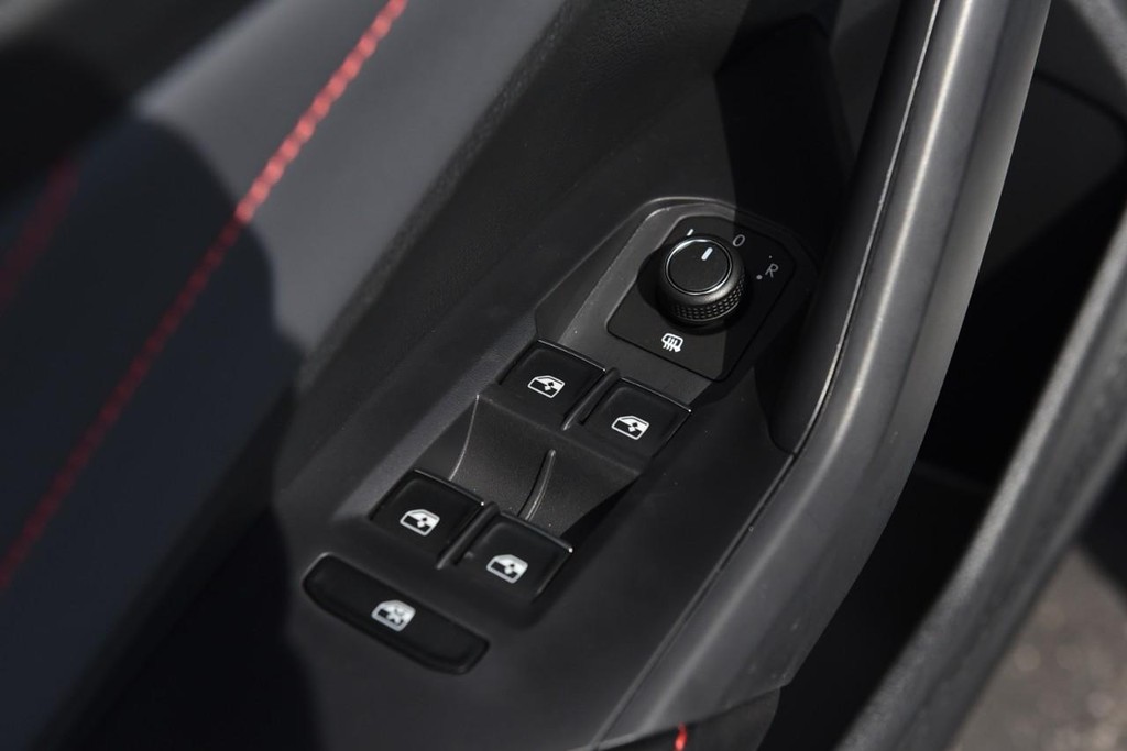 Volkswagen Jetta GLI Vehicle Full-screen Gallery Image 8