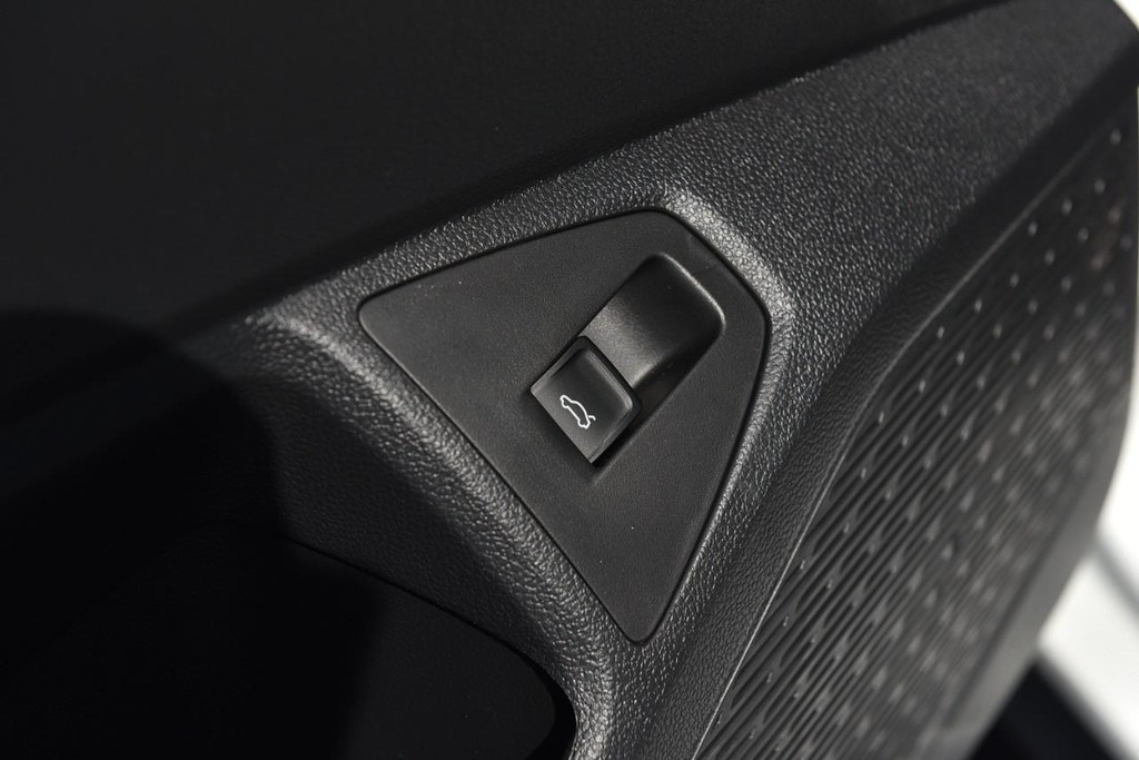 Volkswagen Jetta GLI Vehicle Full-screen Gallery Image 9