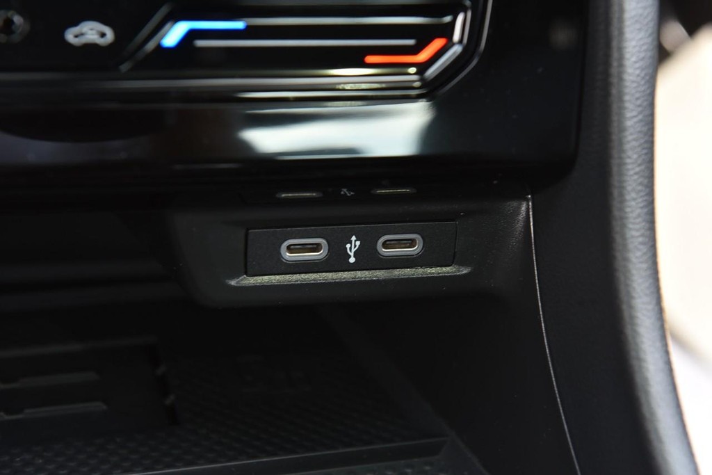 Volkswagen Jetta GLI Vehicle Full-screen Gallery Image 16