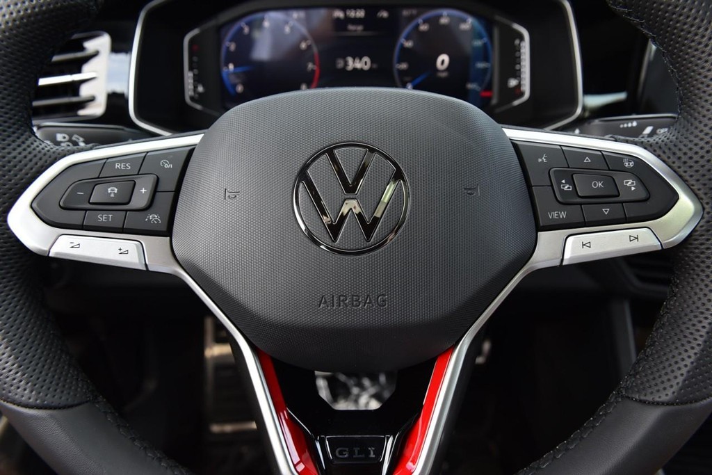 Volkswagen Jetta GLI Vehicle Full-screen Gallery Image 19