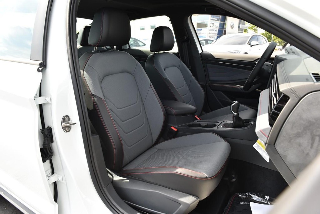 Volkswagen Jetta GLI Vehicle Full-screen Gallery Image 21