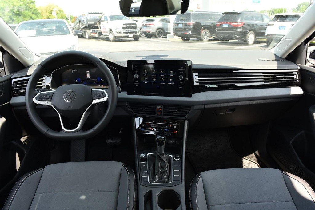Volkswagen Jetta Vehicle Full-screen Gallery Image 7