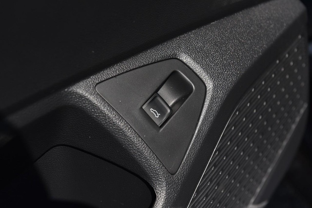 Volkswagen Jetta Vehicle Full-screen Gallery Image 9