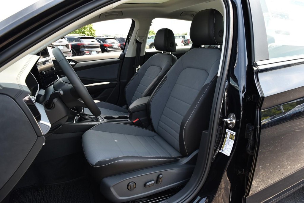 Volkswagen Jetta Vehicle Full-screen Gallery Image 20