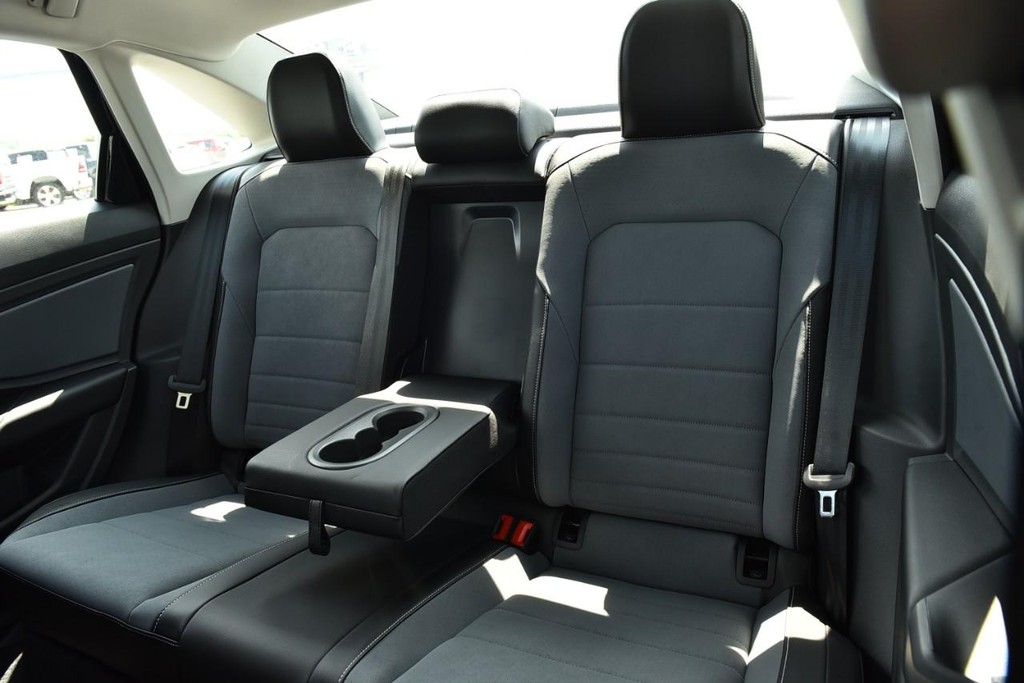 Volkswagen Jetta Vehicle Full-screen Gallery Image 23