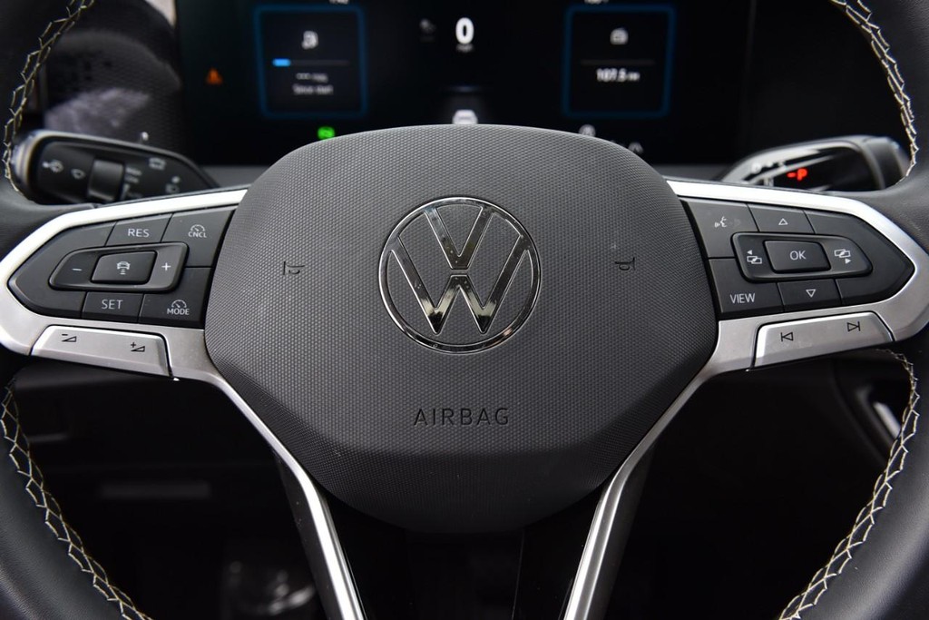 Volkswagen Tiguan Vehicle Full-screen Gallery Image 17