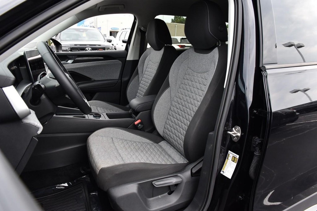 Volkswagen Tiguan Vehicle Full-screen Gallery Image 18