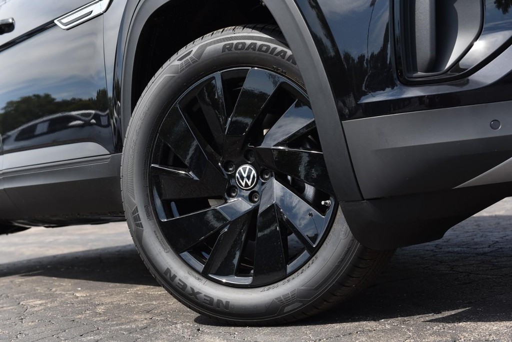 Volkswagen Atlas Cross Sport Vehicle Full-screen Gallery Image 3
