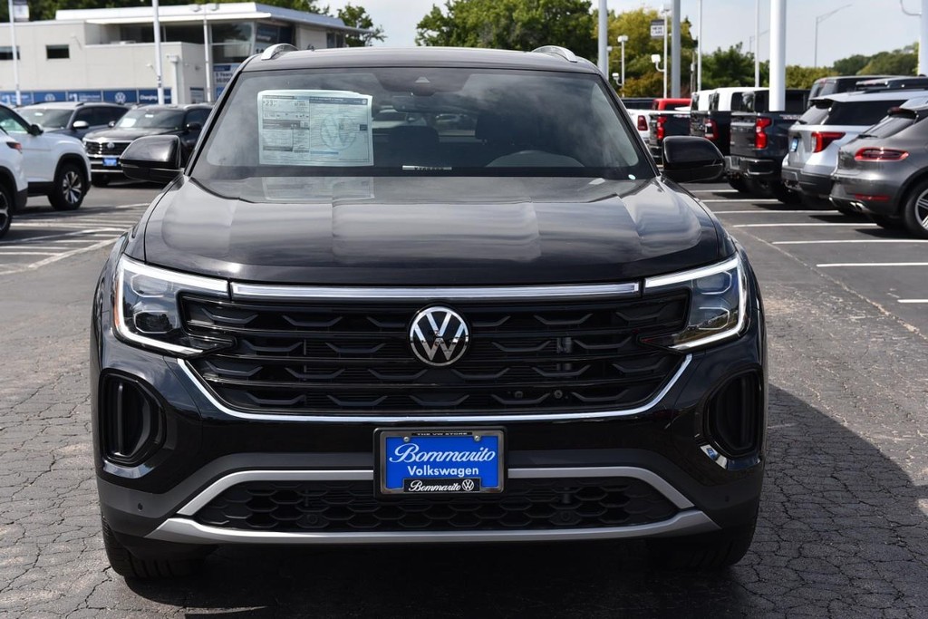 Volkswagen Atlas Cross Sport Vehicle Full-screen Gallery Image 4
