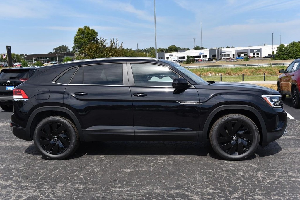 Volkswagen Atlas Cross Sport Vehicle Full-screen Gallery Image 5