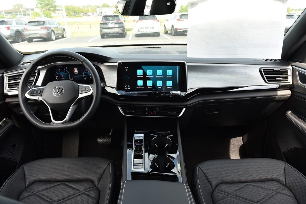 Volkswagen Atlas Cross Sport Vehicle Full-screen Gallery Image 7