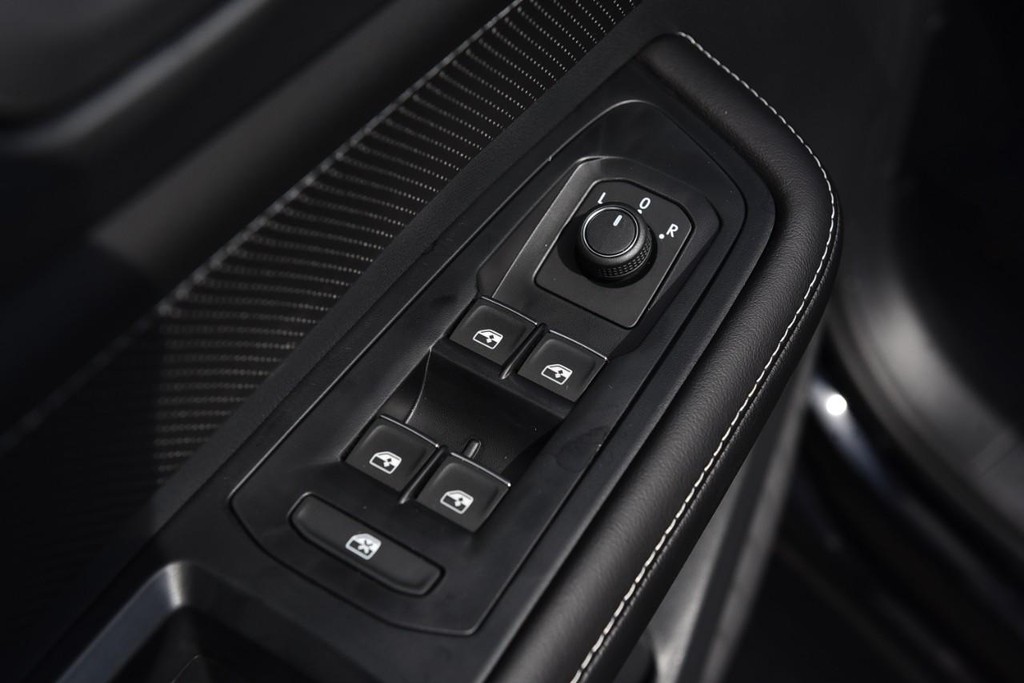 Volkswagen Atlas Cross Sport Vehicle Full-screen Gallery Image 8