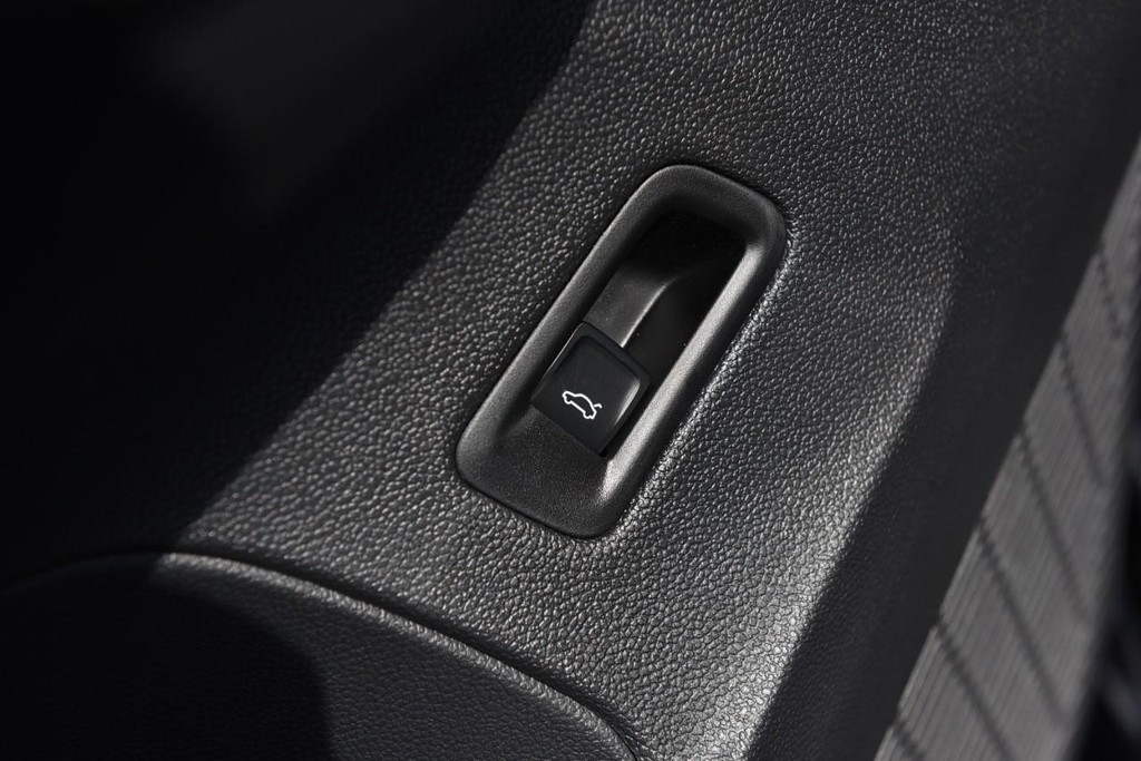 Volkswagen Atlas Cross Sport Vehicle Full-screen Gallery Image 9