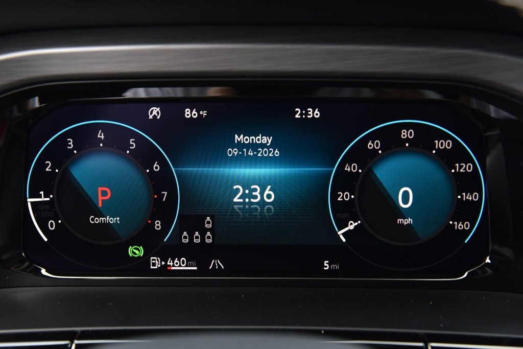 Volkswagen Atlas Cross Sport Vehicle Full-screen Gallery Image 12