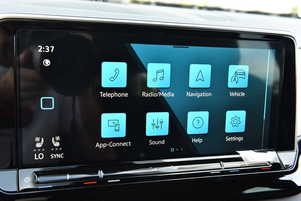 Volkswagen Atlas Cross Sport Vehicle Full-screen Gallery Image 14