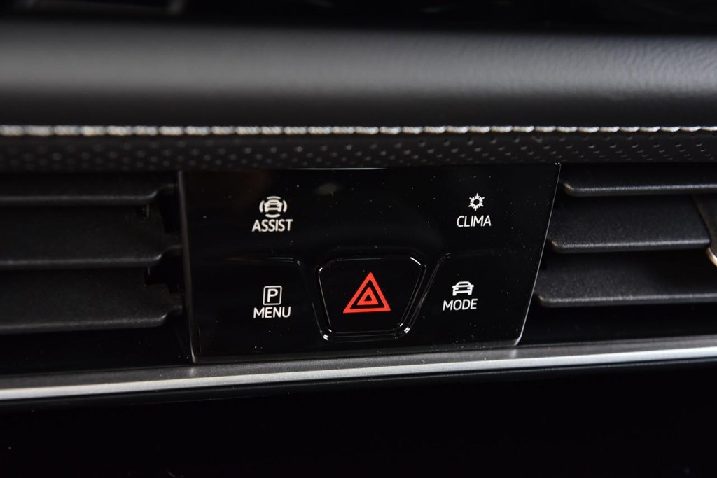 Volkswagen Atlas Cross Sport Vehicle Full-screen Gallery Image 15