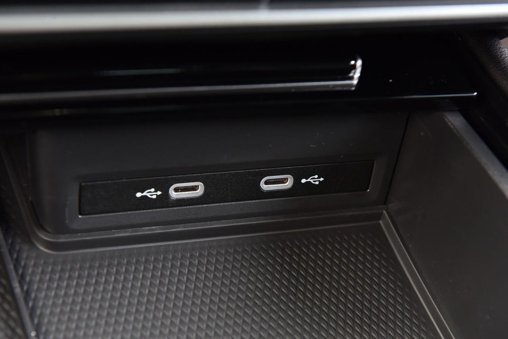 Volkswagen Atlas Cross Sport Vehicle Full-screen Gallery Image 16