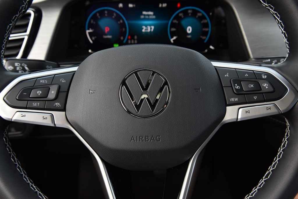 Volkswagen Atlas Cross Sport Vehicle Full-screen Gallery Image 18
