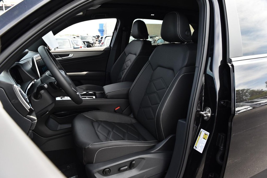 Volkswagen Atlas Cross Sport Vehicle Full-screen Gallery Image 19