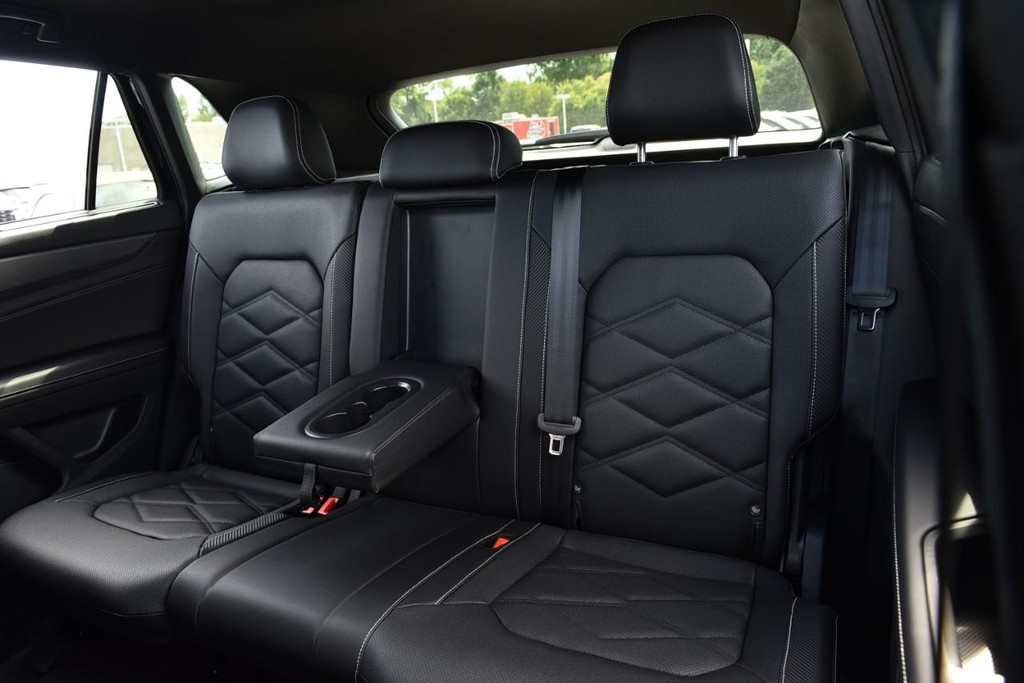 Volkswagen Atlas Cross Sport Vehicle Full-screen Gallery Image 22