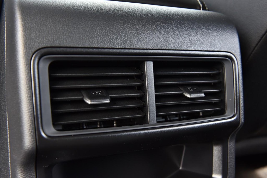 Volkswagen Atlas Cross Sport Vehicle Full-screen Gallery Image 23